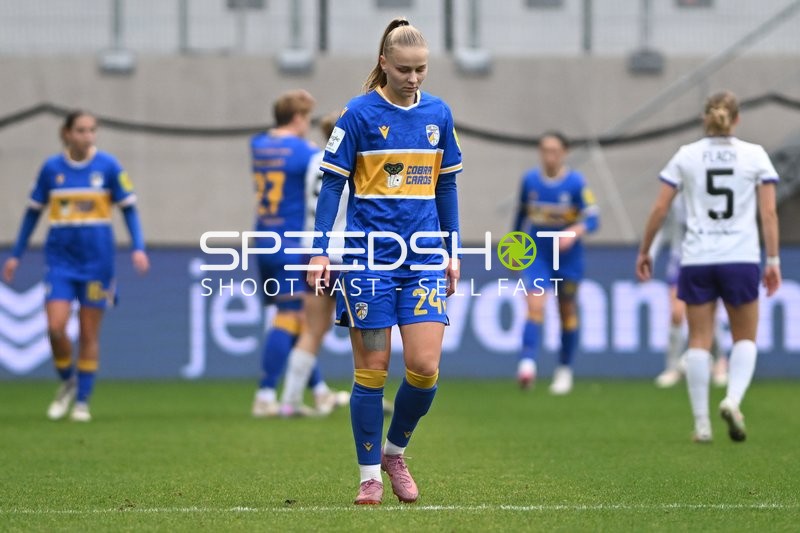 Spieler nachdenklich auf dem Feld