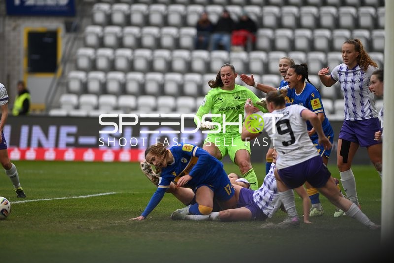 Intensive Zweikampfszene im Strafraum