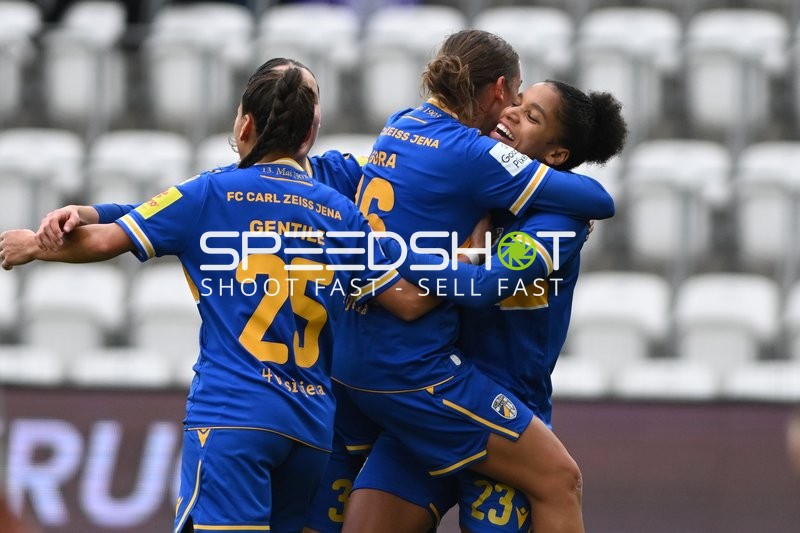 Spieler feiern gemeinsam