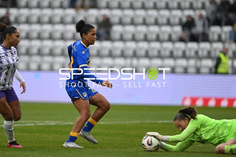 Torwart sichert Ball