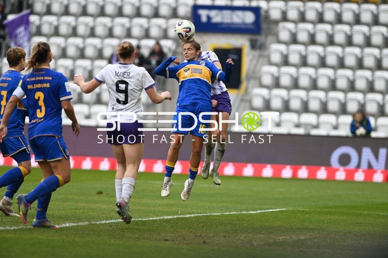 Kopfball-Duell im Strafraum