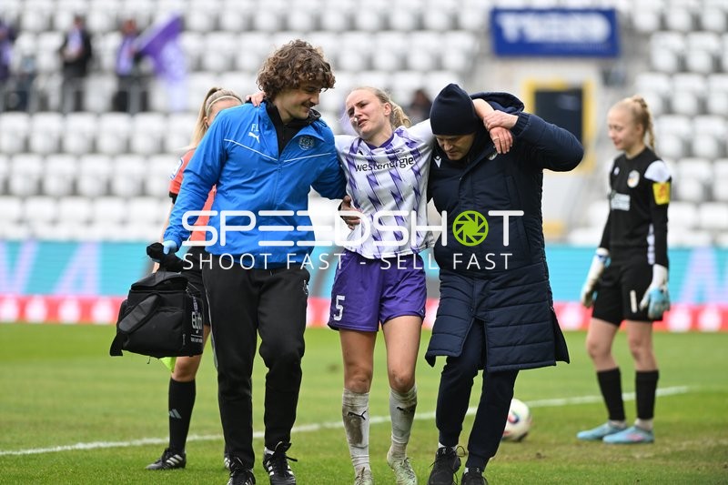 Verletzte Spielerin verlässt Feld