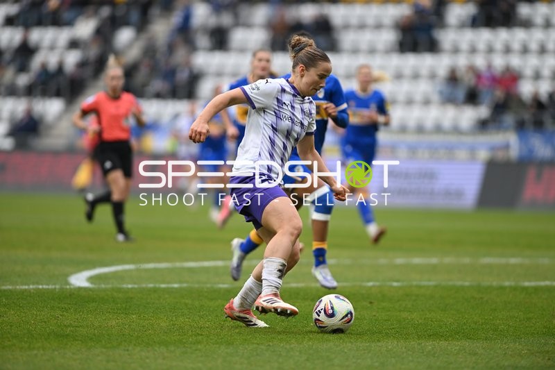 Ballkontrolle von Paulina Platner (25; SGS Essen)