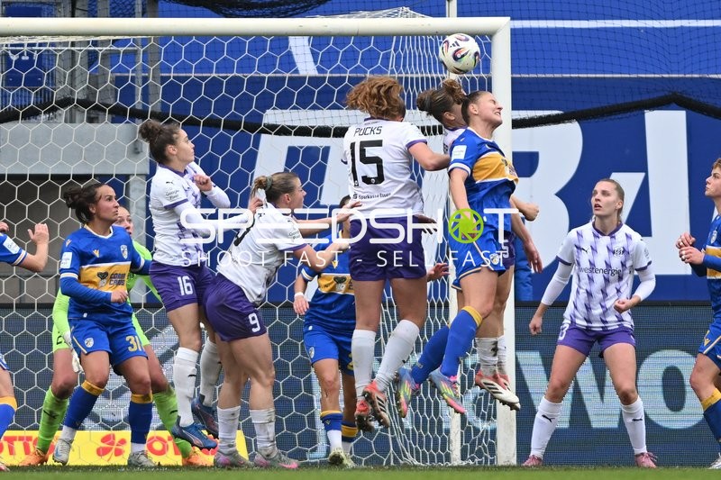 Kopfballkampf im Strafraum