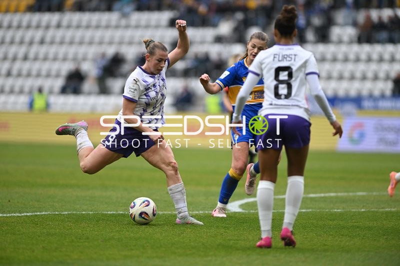 Spieler mit Ball in Aktion