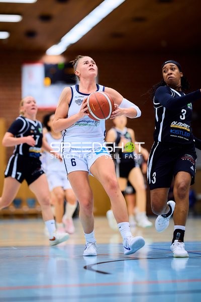Julia Wroblewski (6; USC BaseCats Heidelberg) mit Ball