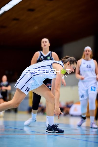 Antonia Schüle (16; USC BaseCats Heidelberg) mit Ballkontrolle