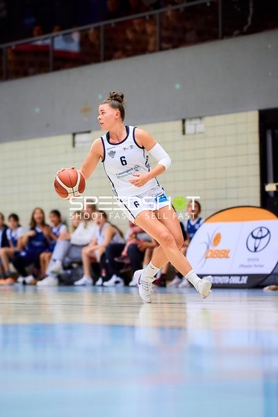 Julia Wroblewski (6; USC BaseCats Heidelberg) dribbelt