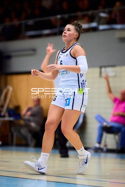 Julia Wroblewski (6; USC BaseCats Heidelberg) in Aktion