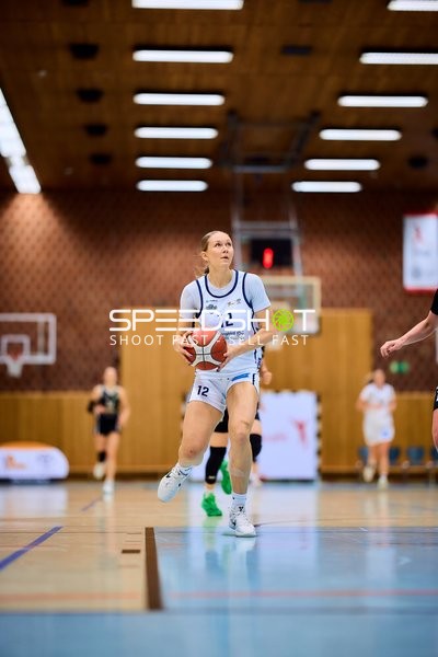 Carla Koch (12; USC BaseCats Heidelberg) mit Ball