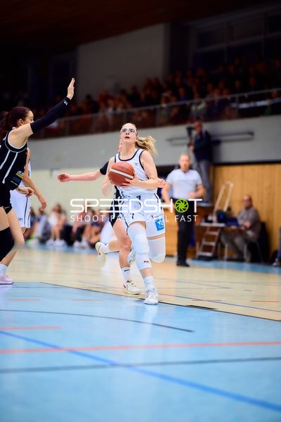 Anna-Lisa Wuckel (7; USC BaseCats Heidelberg) mit Ball