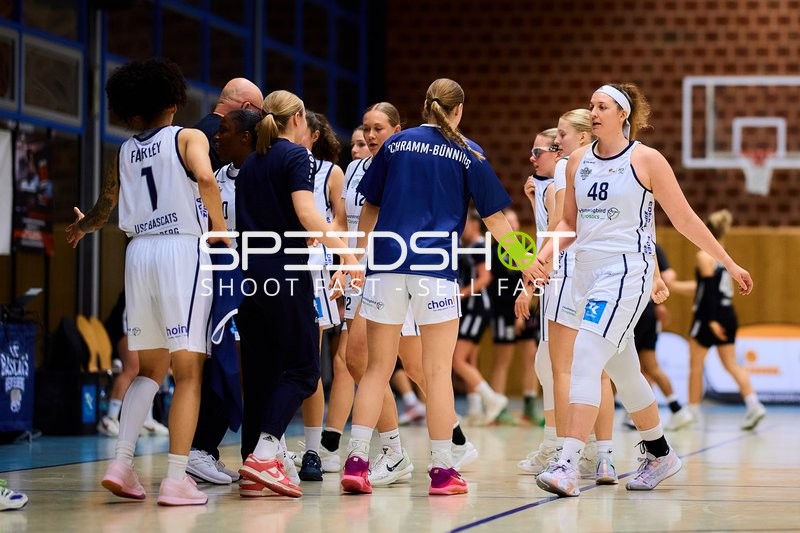 Nach Spielende mit Anne Zipser (48; USC BaseCats Heidelberg) und Teamkollegen