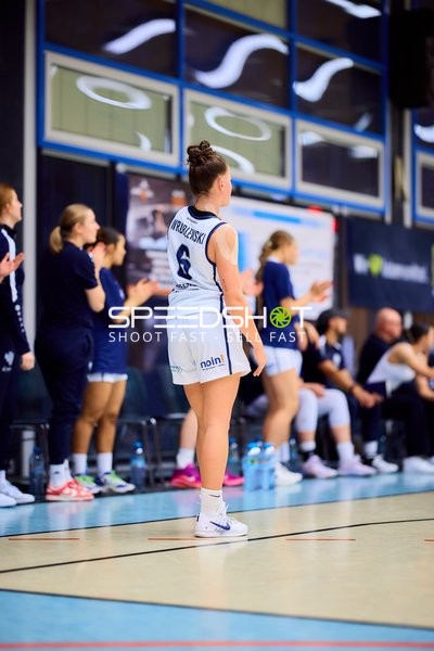 Julia Wroblewski (6; USC BaseCats Heidelberg) am Spielfeldrand