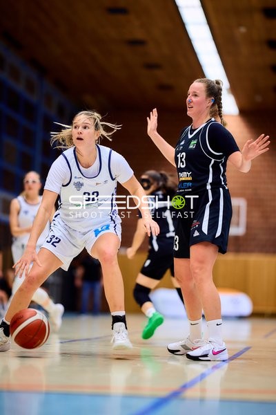 Melanie Hoyt (32; USC BaseCats Heidelberg) mit Ball, Hannah Medo (13; KuSG Leimen Basketball) verteidigt