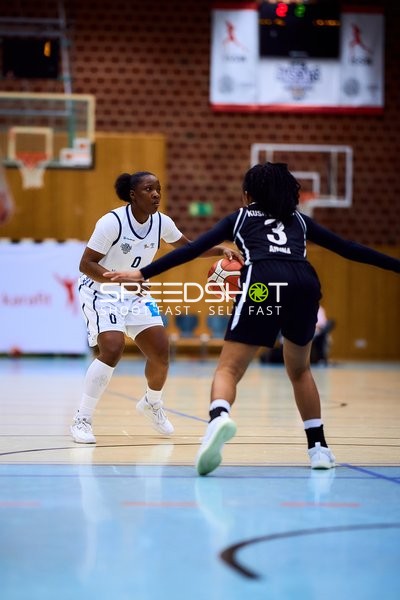 Kelly Moten (0; USC BaseCats Heidelberg) mit Ball gegen Imena Aruna (3; KuSG Leimen Basketball)