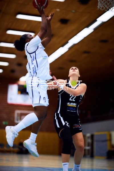 Kelly Moten (0; USC BaseCats Heidelberg) wirft gegen Valentina Pepic (22; KuSG Leimen Basketball)