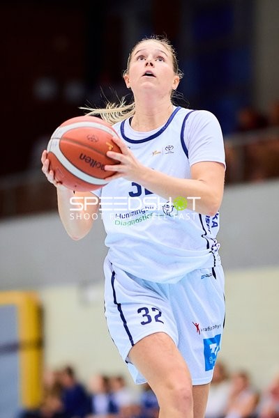 Melanie Hoyt (32; USC BaseCats Heidelberg) mit Ball