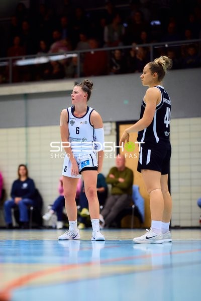 Basketball-Situation mit Johanna Mölls (40; KuSG Leimen Basketball) und Julia Wroblewski (6; USC BaseCats Heidelberg)