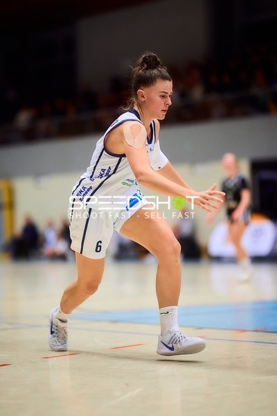 Julia Wroblewski (6; USC BaseCats Heidelberg) in Aktion