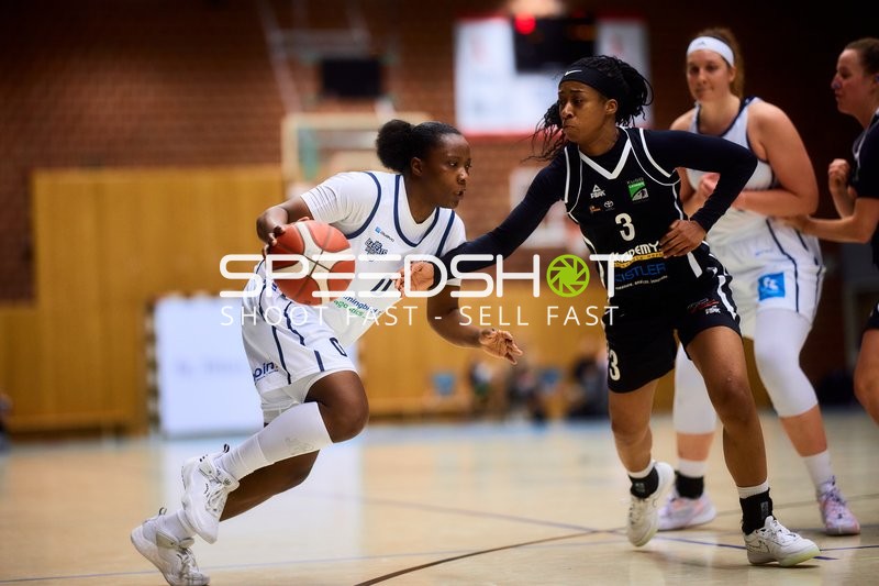 Anne Zipser (48; USC BaseCats Heidelberg) dribbelt gegen Imena Aruna (3; KuSG Leimen Basketball)