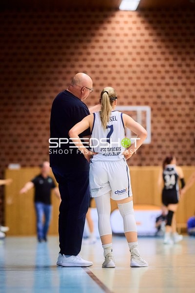 Anna-Lisa Wuckel (7; USC BaseCats Heidelberg) im Gespräch mit Coach