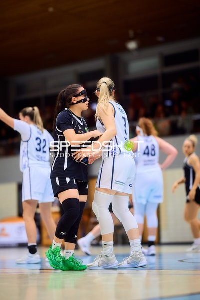 Basketball-Situation mit beiden Teams