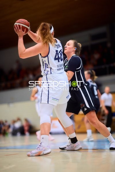 Anne Zipser (48; USC BaseCats Heidelberg) mit Ball