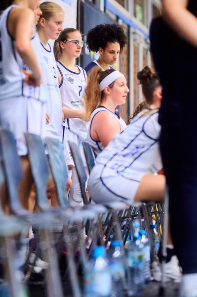 Spielerinnen auf der Bank