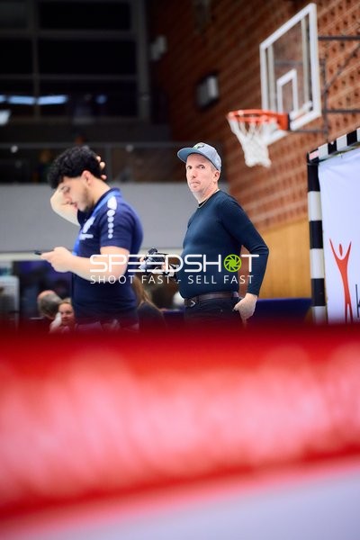 Personen am Spielfeldrand mit Kamera