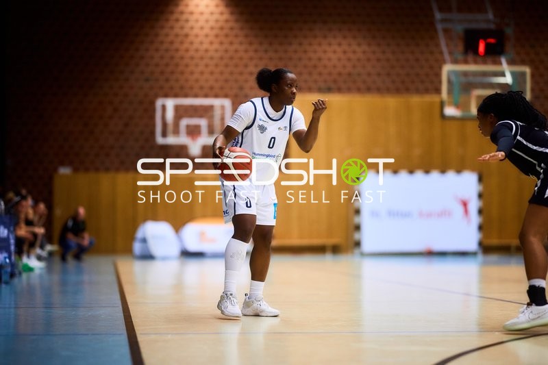 Kelly Moten (0; USC BaseCats Heidelberg) mit Ball