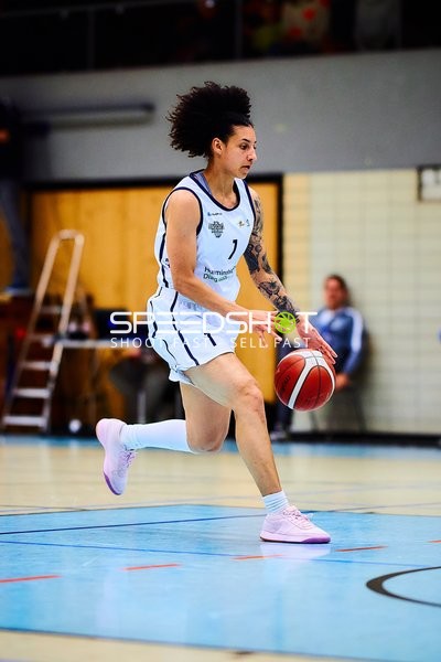 Charisse Fairley (1; USC BaseCats Heidelberg) dribbelt