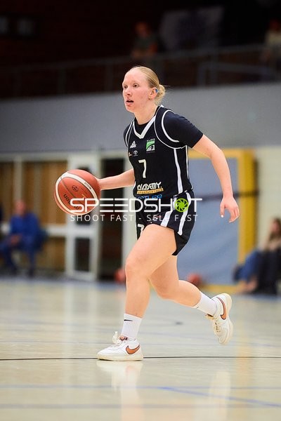 Janina Dzubba (7; KuSG Leimen Basketball) dribbelt