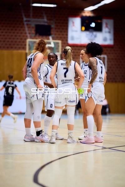 Kelly Moten (0; USC BaseCats Heidelberg) im Teamgespräch