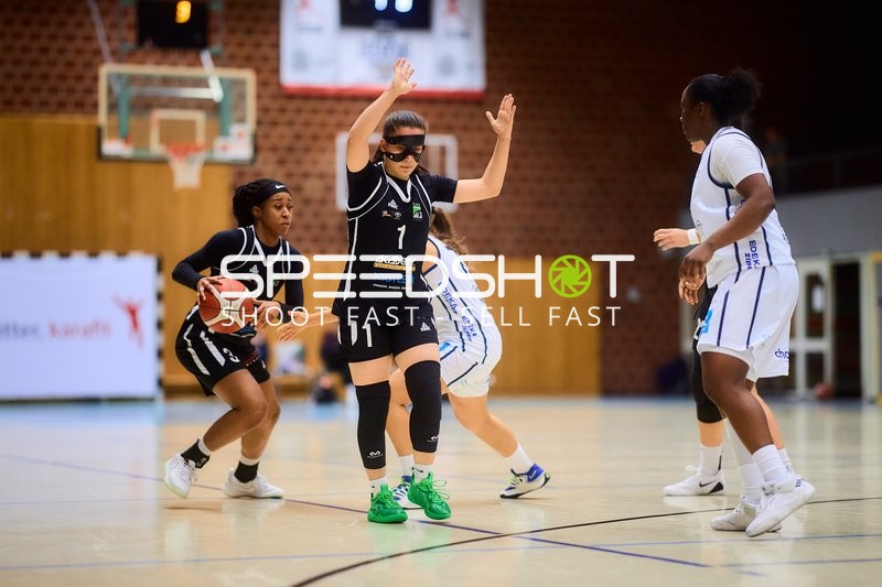 Imena Aruna (3; KuSG Leimen Basketball) mit Ball