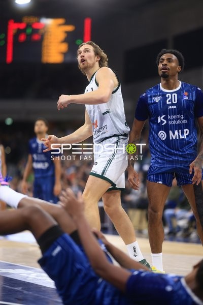 Urald King (20; Gladiators Trier) verteidigt gegen Michael Weathers (20; MLP Academics Heidelberg)