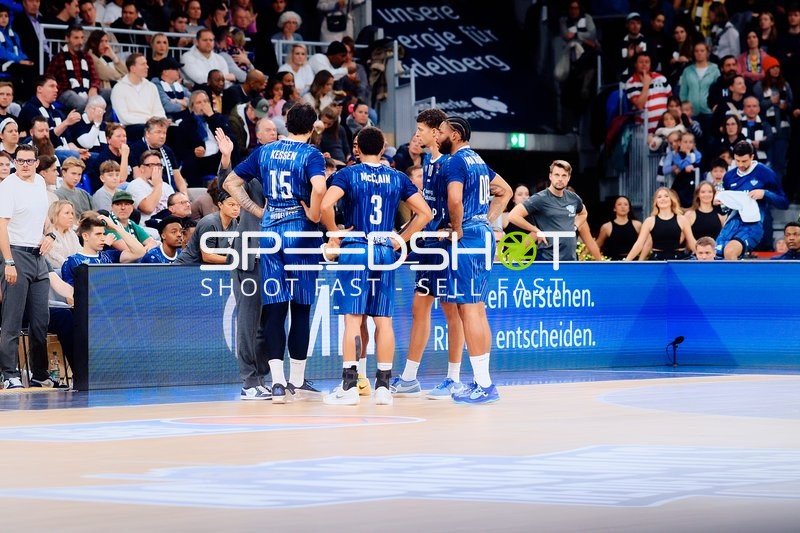 Timeout mit Samuell Williamson (10; MLP Academics Heidelberg) und Assistenzteam