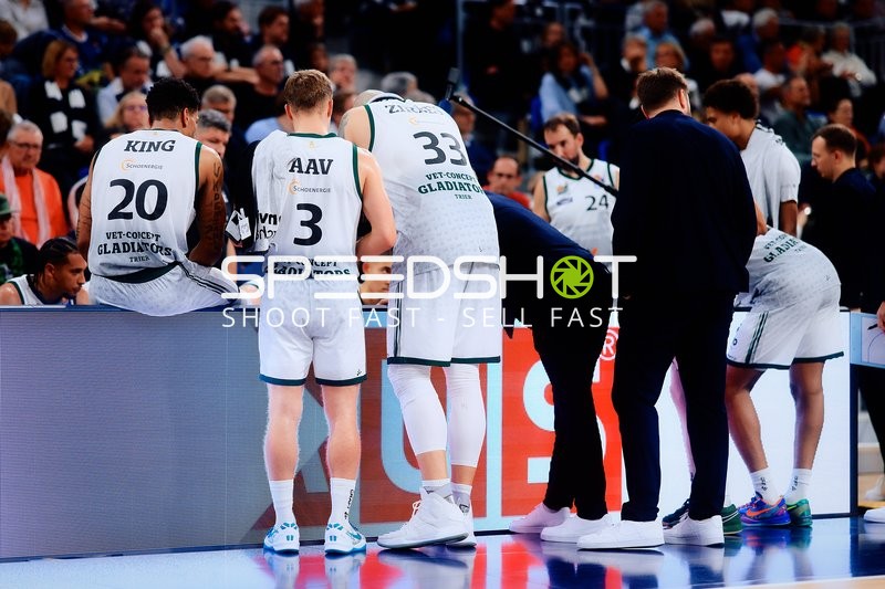 Timeout mit Urald King (20; Gladiators Trier) und Team