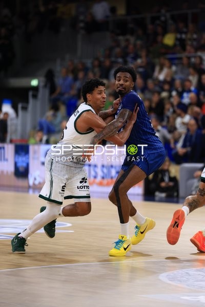 Eli Brooks (55; Gladiators Trier) verteidigt gegen Samuell Williamson (10; MLP Academics Heidelberg)