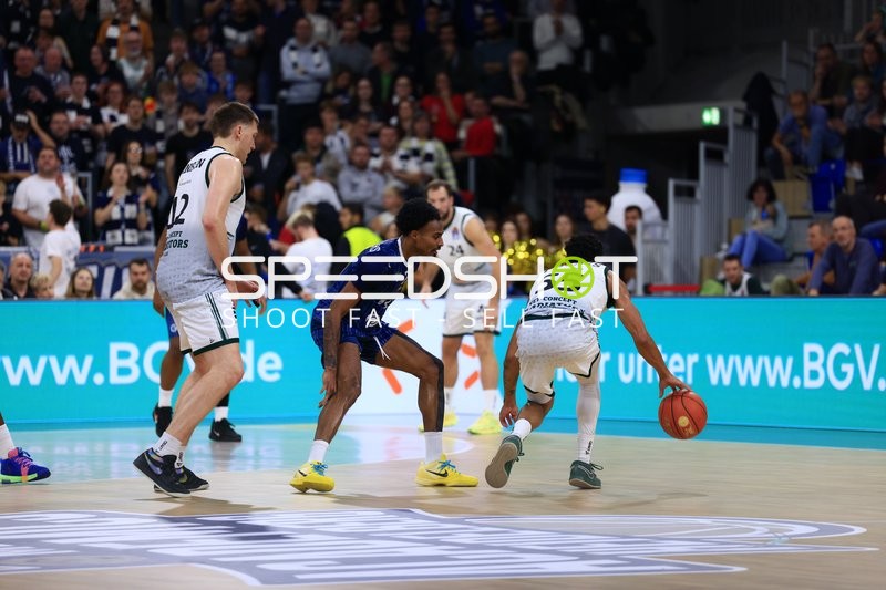 Eli Brooks (55; Gladiators Trier) dribbelt