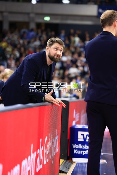 Trainer im Gespräch an der Seitenlinie