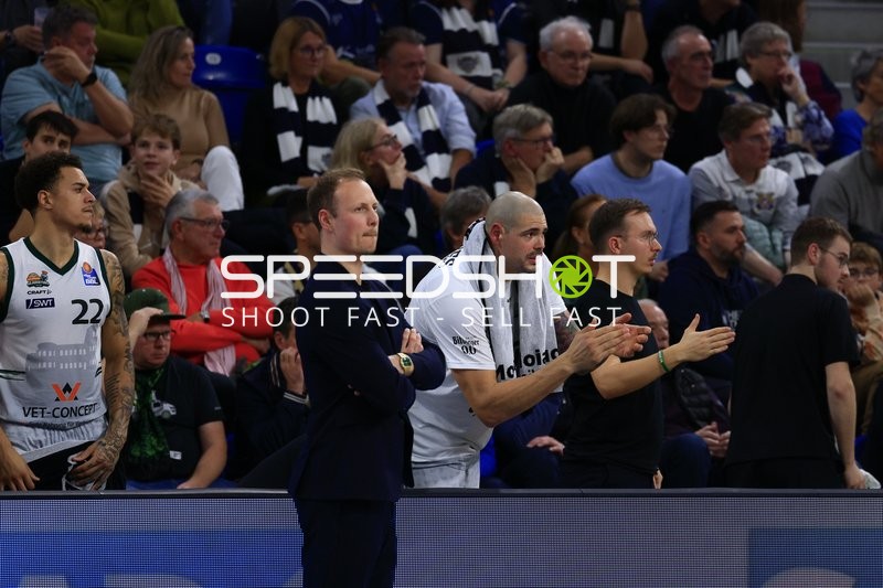 Trainer und Spieler an der Seitenlinie