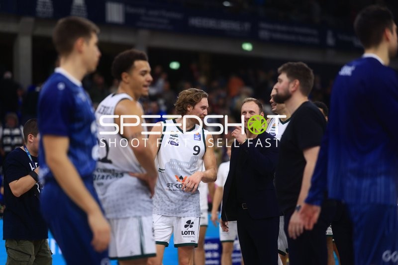 Basketball-Situation mit Marco Hollersbacher (9; Gladiators Trier) und Jacques Schneider (999; Gladiators Trier)