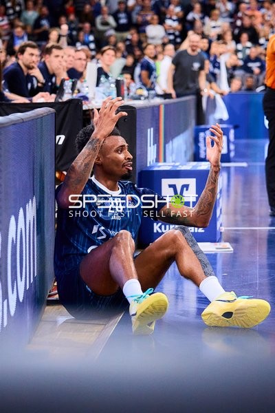 Michael Weathers (20; MLP Academics Heidelberg) sitzt am Boden