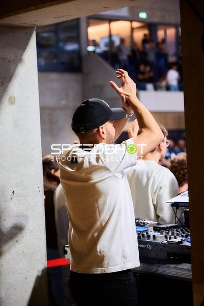 DJ an den Turntables