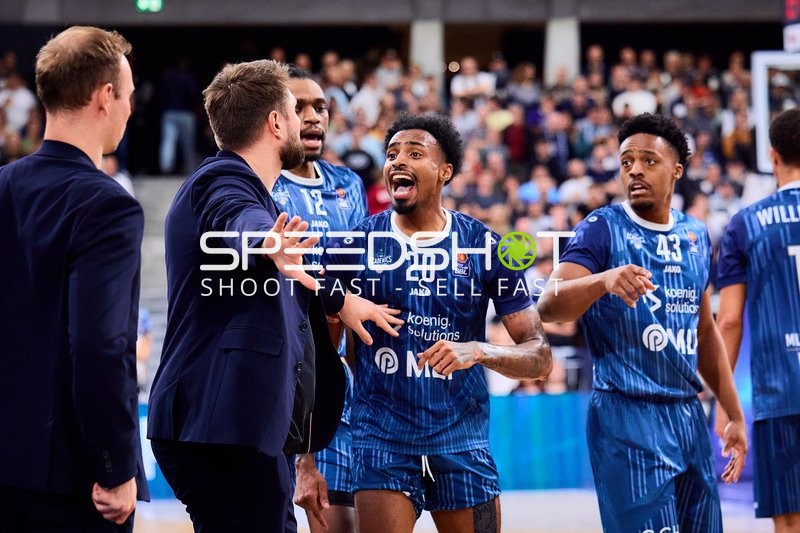 Michael Weathers (20; MLP Academics Heidelberg) spricht mit Teamkollegen