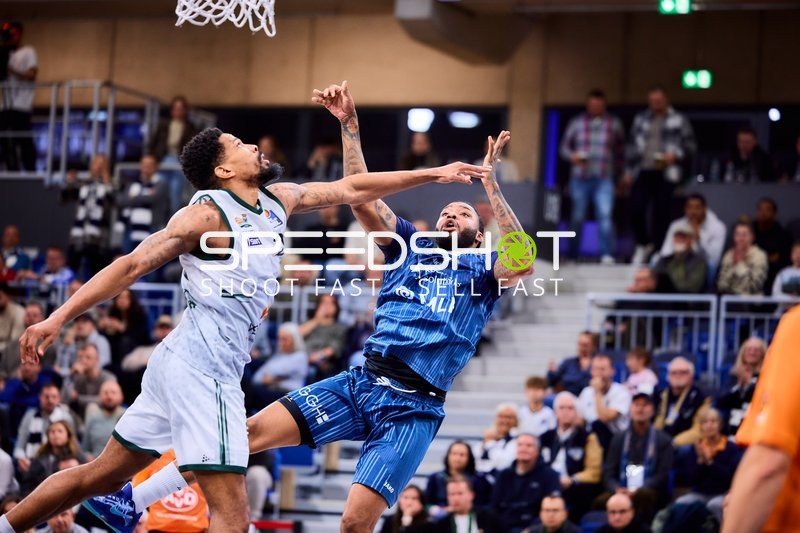 Urald King (20; Gladiators Trier) gegen DJ Horne (0; MLP Academics Heidelberg) in Aktion