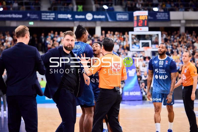 Szene mit Carlo Finetti (998; MLP Academics Heidelberg), Michael Weathers (20; MLP Academics Heidelberg) und Marcus Weathers (00; MLP Academics Heidelberg)