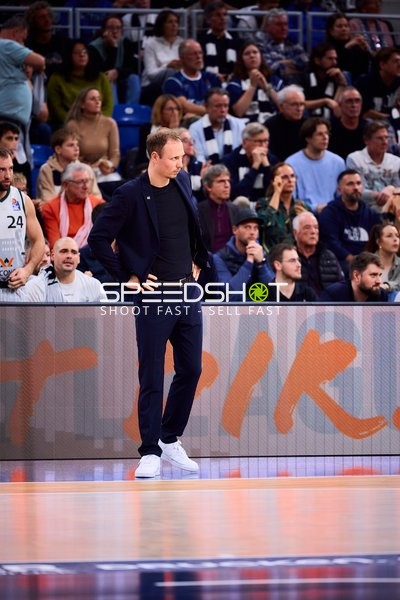 Trainer Jacques Schneider (999; Gladiators Trier) am Spielfeldrand