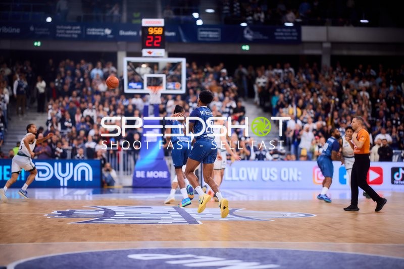 Basketball-Situation mit Spielern beider Teams