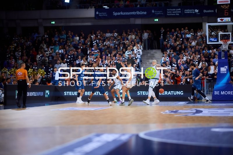 Spielszene mit Dusan Neskovic (7; MLP Academics Heidelberg) und Mateo Seric (21; MLP Academics Heidelberg)